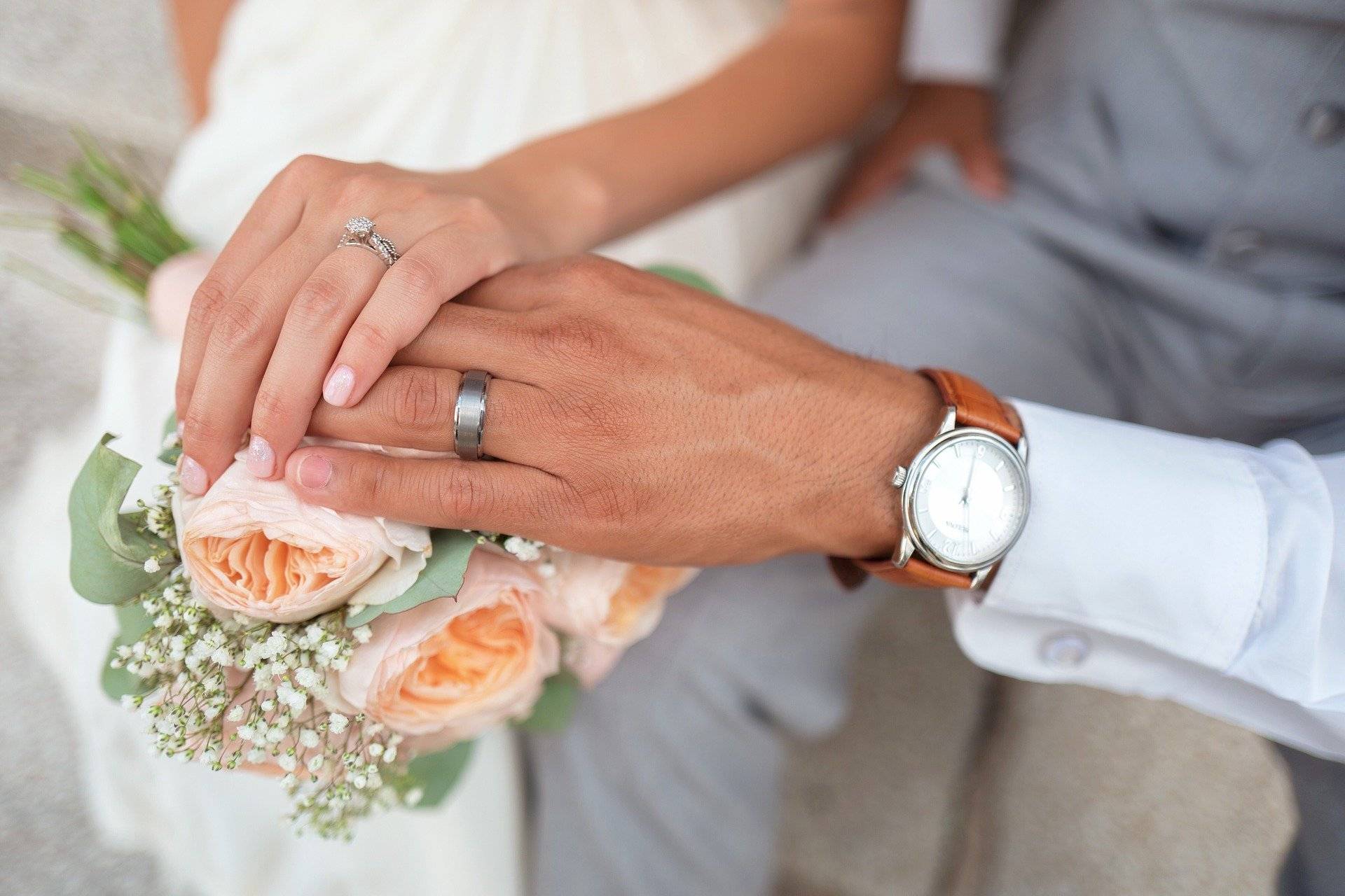 Zwei Hände eines Brautpaares mit Ring
